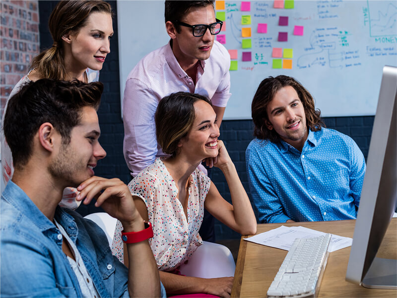 Equipo colaborando en ideas para un negocio